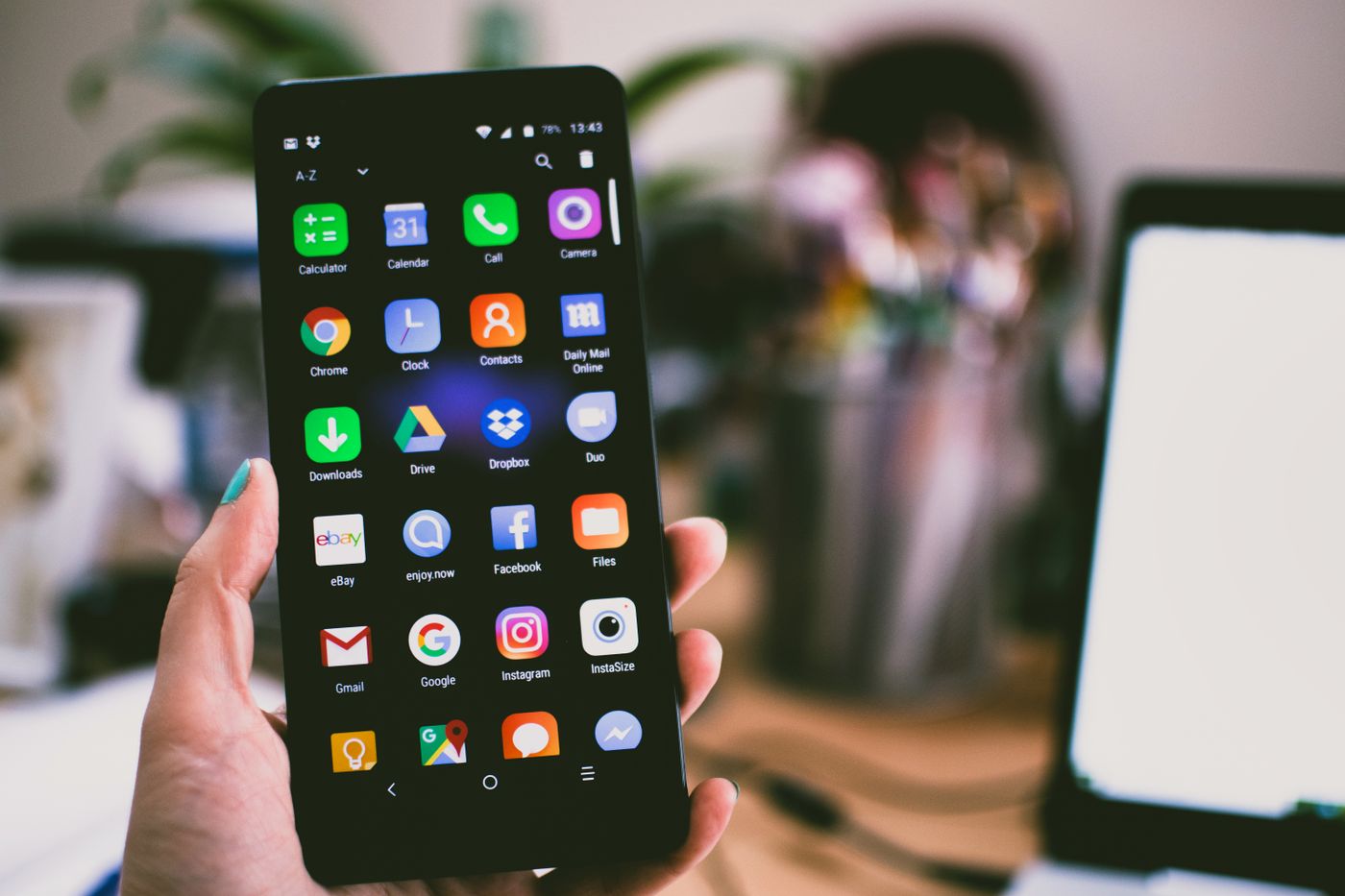 Pessoa usando um aplicativo em um smartphone